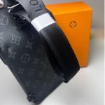 Louis-uitton-Saumur-Slingbag-Monogram-Eclipse-Black-2